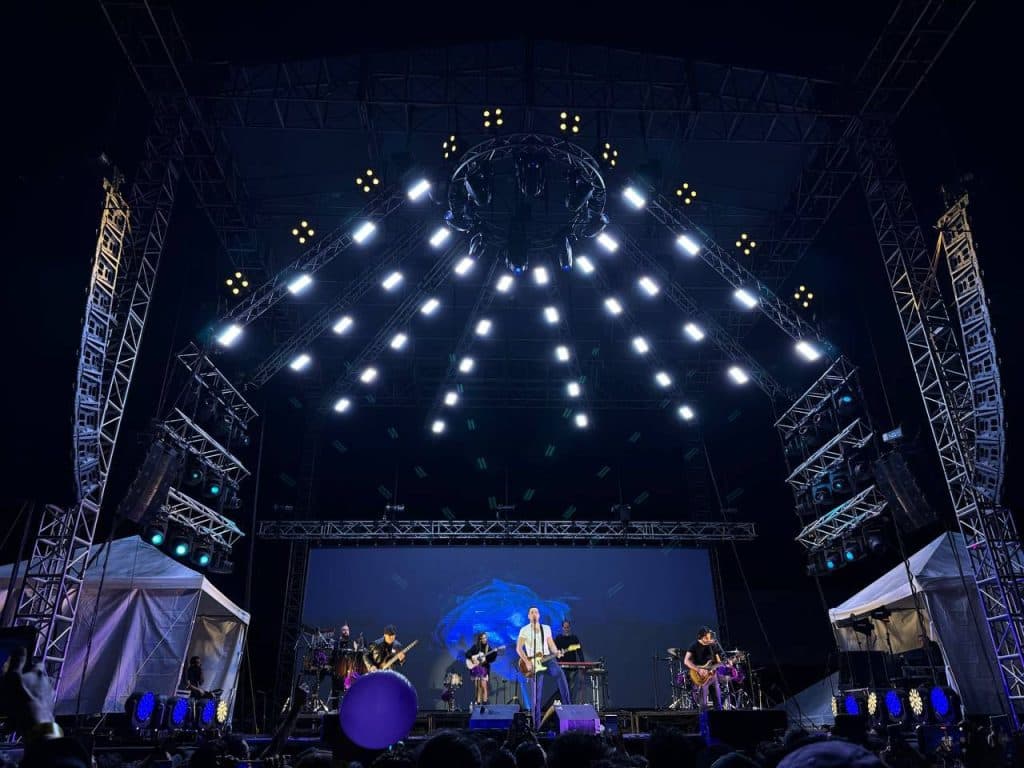 José Madero desbordó energía en su concierto en El Salvador