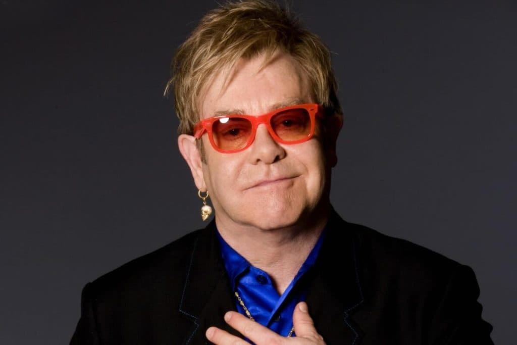 Elton John revela que ha perdido casi por completo la visión en ambos ojos