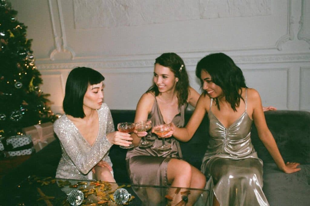 Tendencias 2024: Brilla en tu fiesta navideña con estos outfits