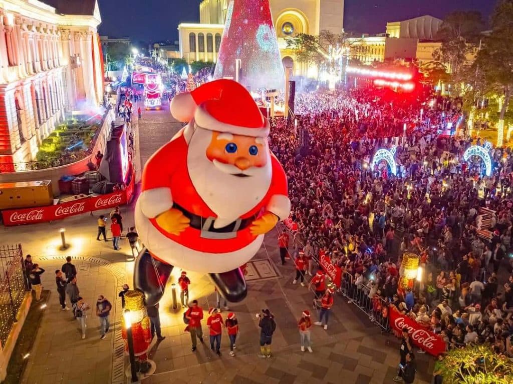 Colores y Fantasía: Así se vivió el desfile navideño de globos gigantes en el Centro Histórico