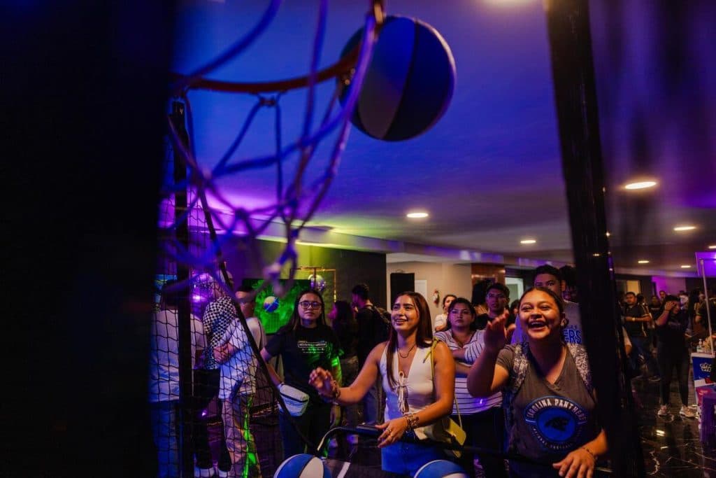 Salvadoreños abarrotan el Adolfo Pineda y conocen a famosos streamers en INDES GAMERGY