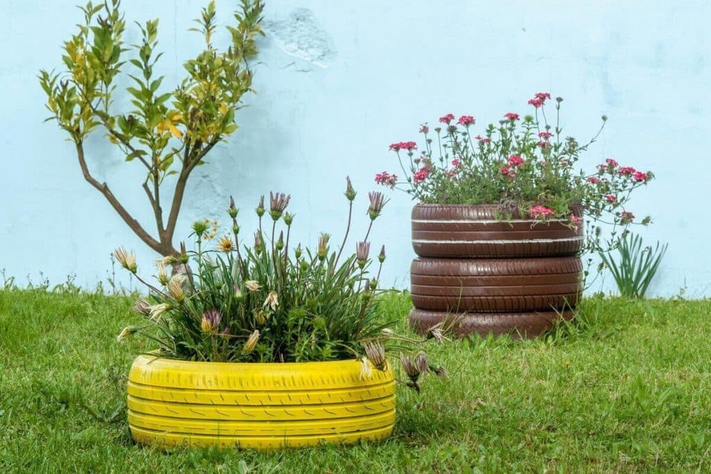 Transforma tu exterior con ideas brillantes de materiales reciclados