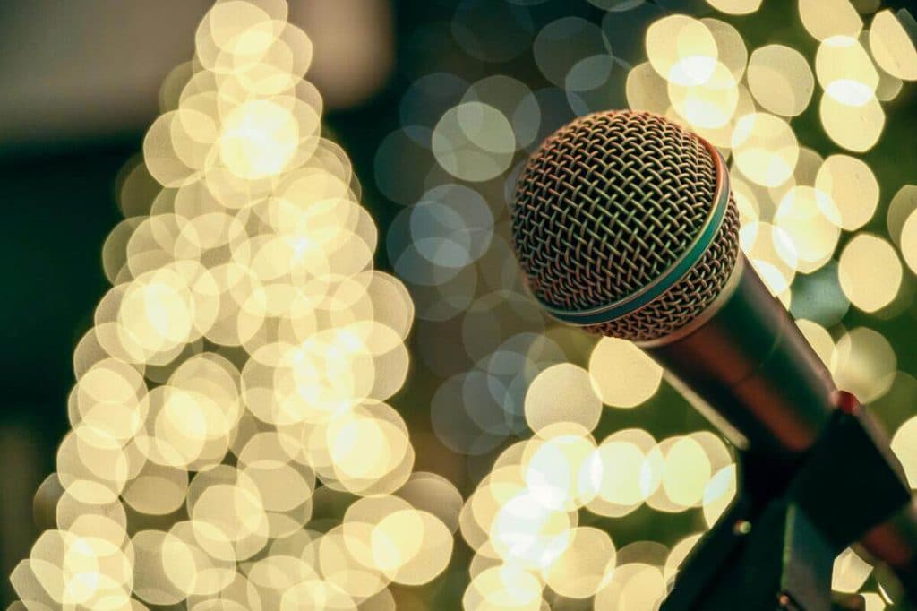 Top 8 de canciones que no pueden faltar en una playlist navideña