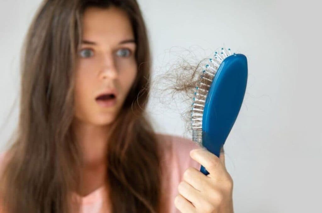 Cinco razones comunes por las que se cae el cabello