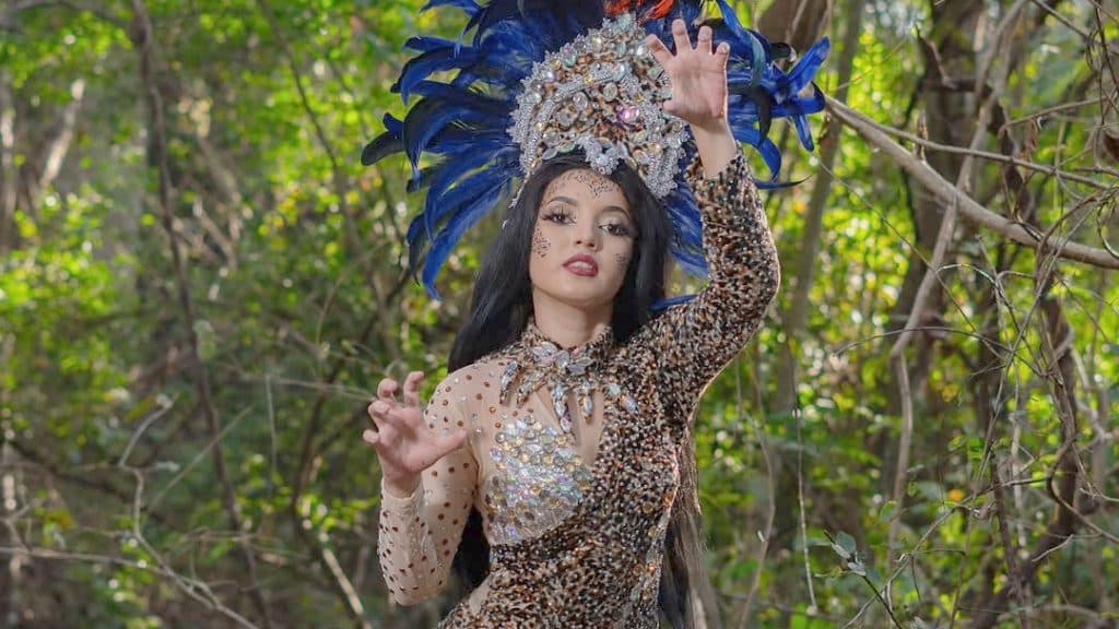 Salvadoreña rinde homenaje al jaguar con traje de fantasía en Mesoamérica International