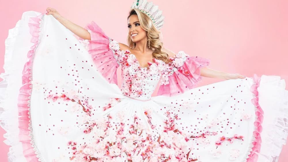 Reina salvadoreña luce traje típico inspirado en la belleza del maquilishuat