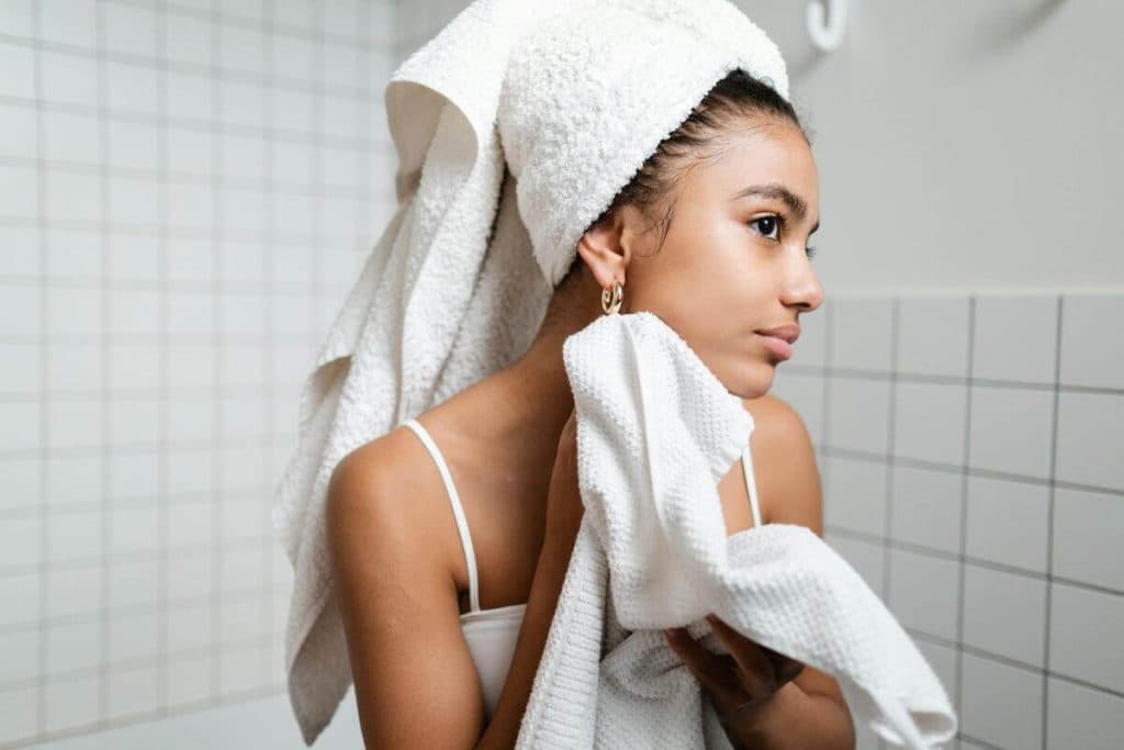 Conoce los riesgos de compartir tu toalla de baño