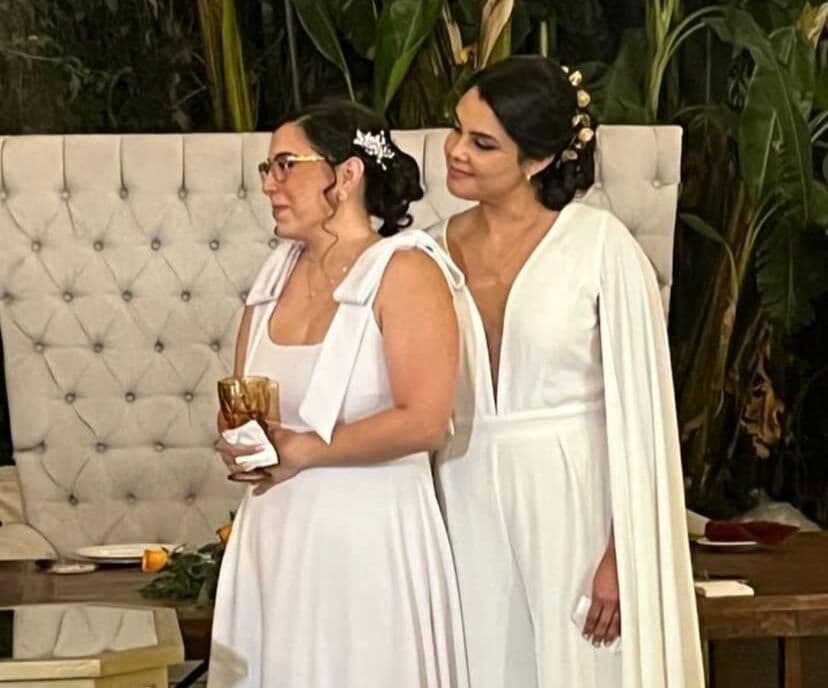 Boda viral: expresentadora salvadoreña se casa con su novia en México