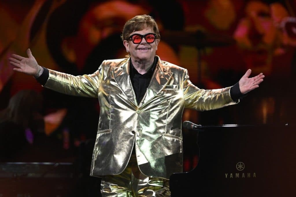 Elton John denuncia la intrusión «aberrante» de un periódico en su vida privada
