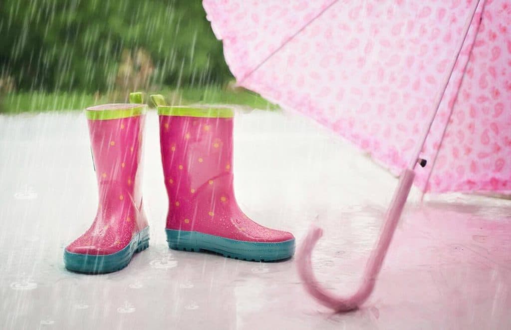 Accesorios que no deben faltar en tu bolso en época de lluvia