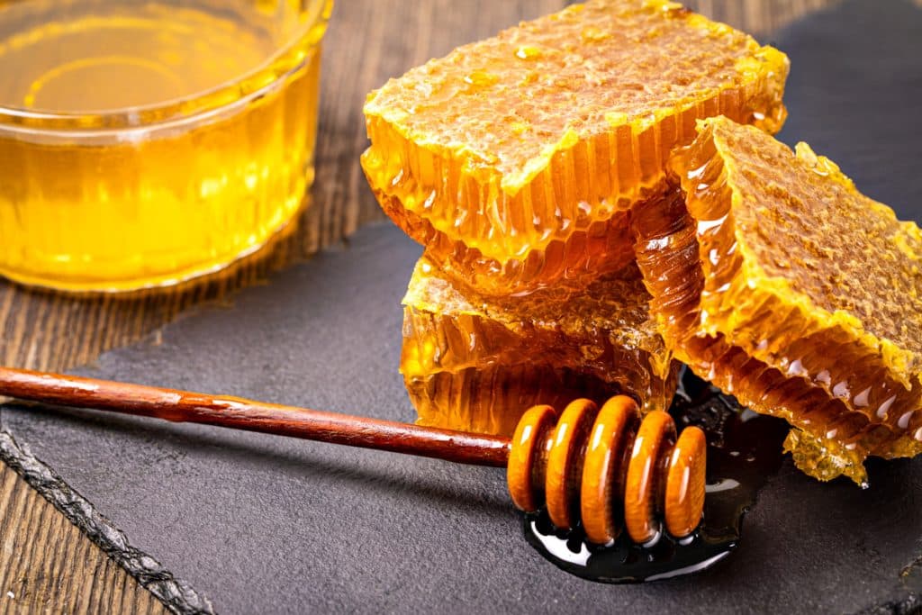 Descubre los múltiples usos de la miel en la salud, la cocina y la belleza