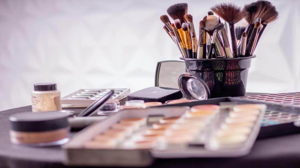 ¿Por qué no debes maquillarte con cosméticos vencidos?