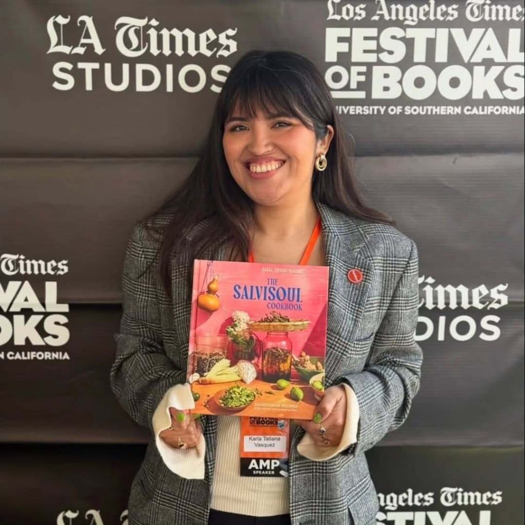 Salvadoreña es nominada al premio James Beard por su libro de recetas ‘SalviSoul’