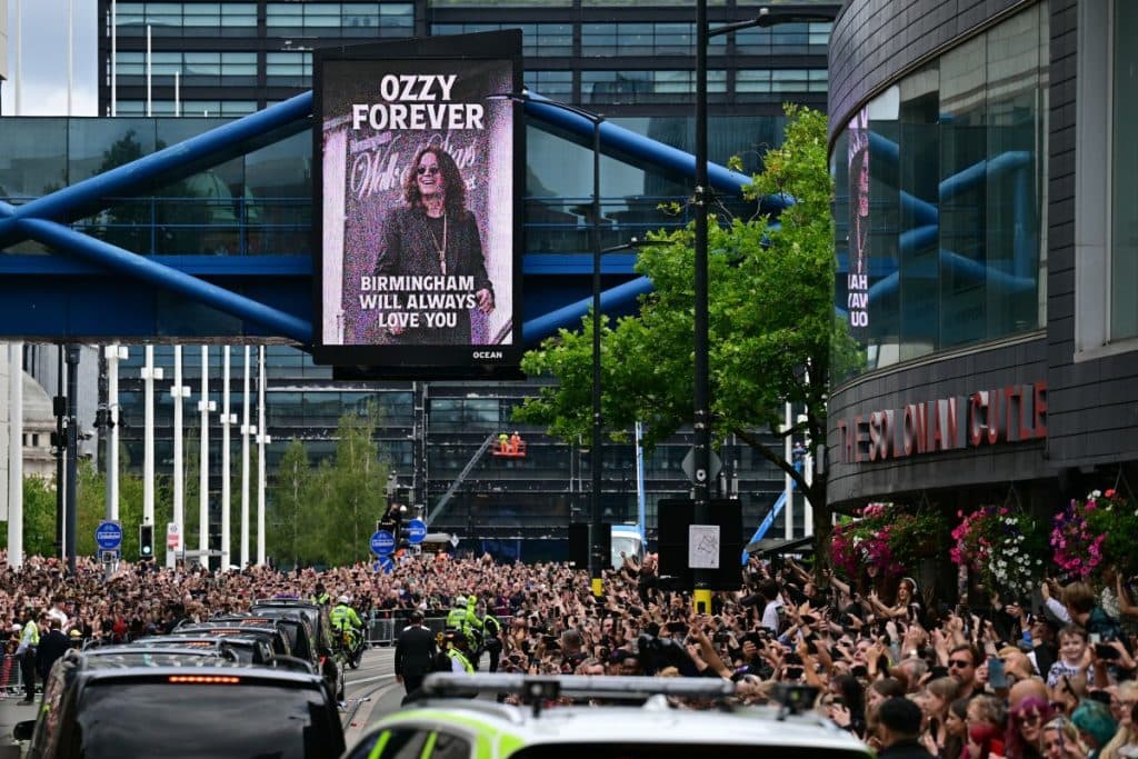 Miles de fans despiden a Ozzy Osbourne con emotivo cortejo fúnebre