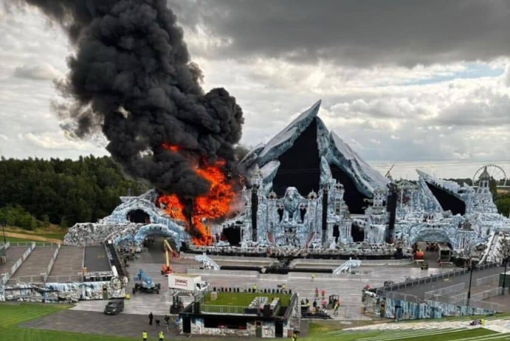 ¡Incendio consume escenario principal de Tomorrowland antes que inicien eventos!