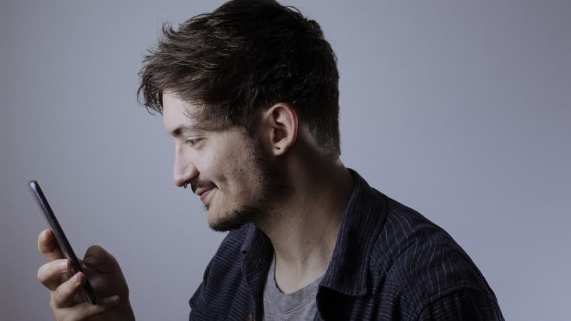 ¿Adicto al celular? Conoce los riesgos de pasar pegado a los dispositivos móviles