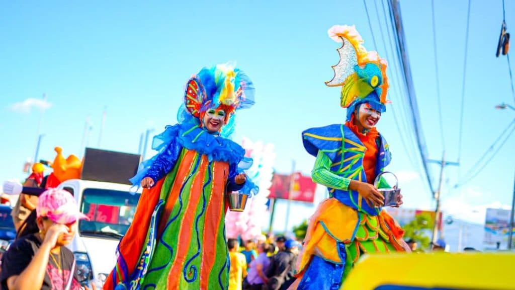 Inician Fiestas Julias con un colorido Desfile del Correo