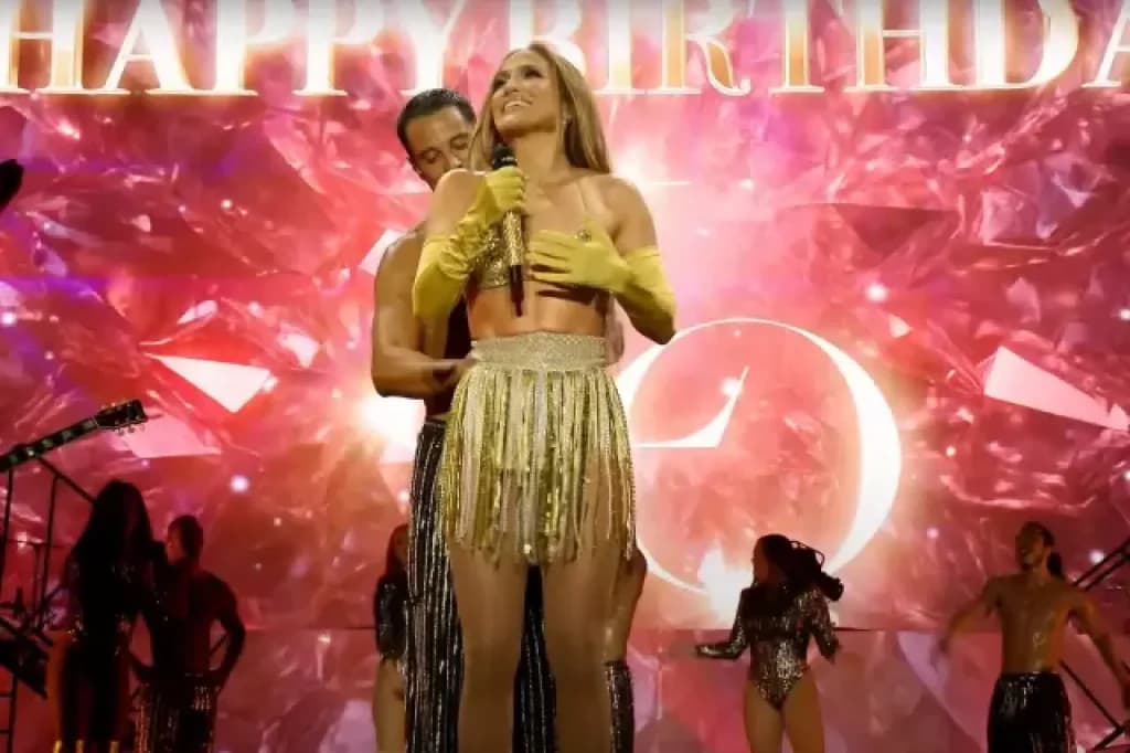 JLo sufre un incidente con su vestuario en un concierto y su reacción enciende las redes