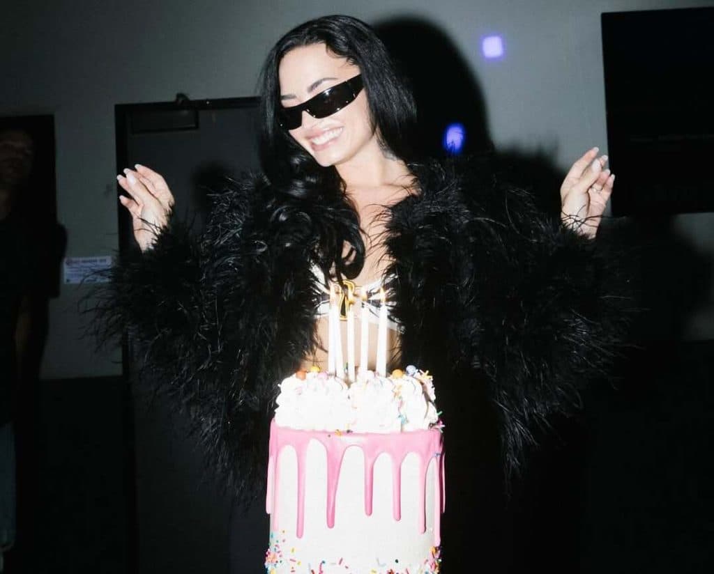 Demi Lovato celebra su cumpleaños con mucho glamour y karaoke