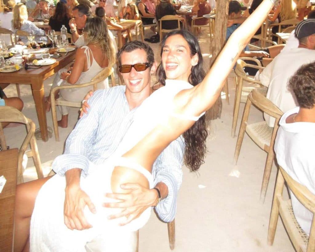 Dua Lipa y Callum Turner adelantan su boda en Italia