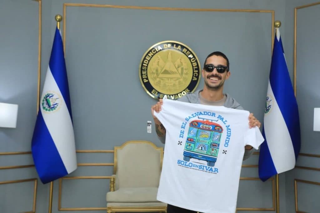 Influencer Juan Bertheau llega de nuevo a El Salvador