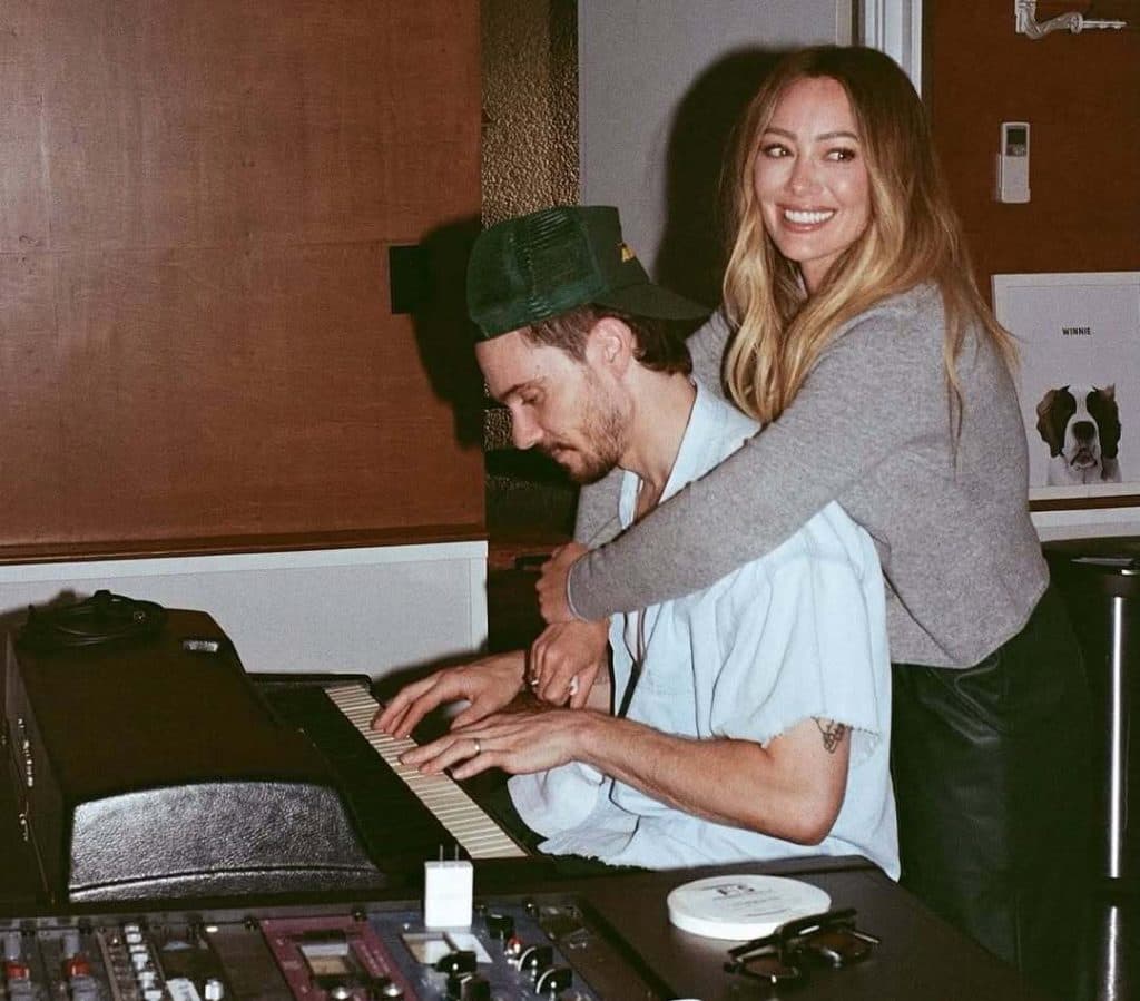 Hilary Duff marca su regreso triunfal con álbum tras 10 años de ausencia