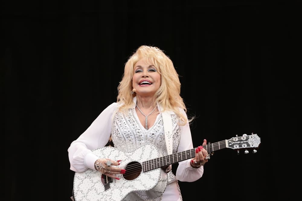 La hermana de Dolly Parton dice que su salud no está «tan grave» tras pedir oraciones