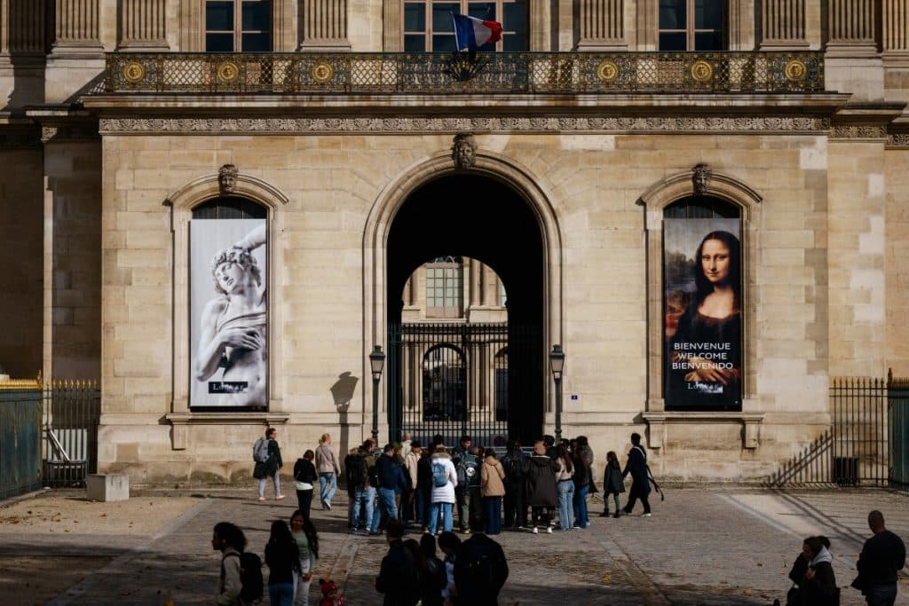 Dos de los sospechosos del robo en el Louvre son una pareja con hijos