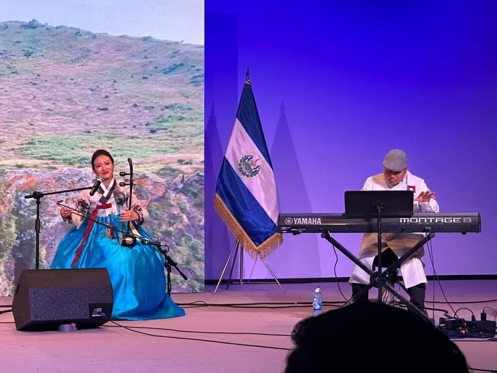 El grupo coreano G-HWAJA rinde homenaje a El Salvador con “Patria Querida” y “El Carbonero”