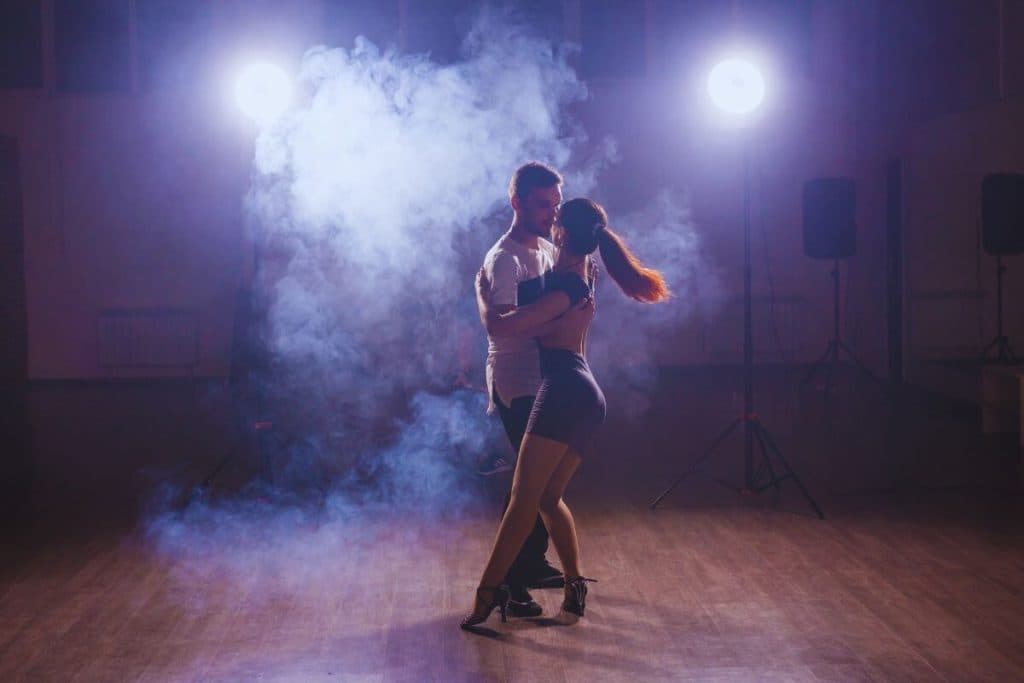 Cinco pasos básicos para bailar cumbia y disfrutar las fiestas navideñas