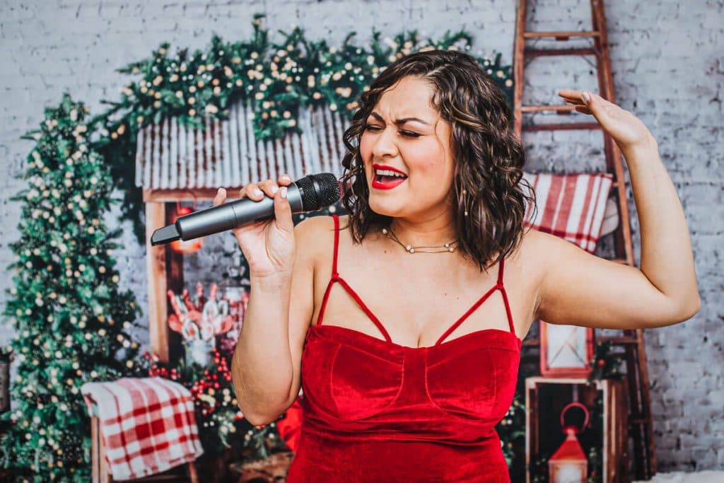 Gaby Tobar estrena su versión de «Feliz Navidad»