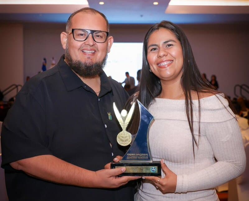 Gordo Soyacity y su prometida son galardonados por su labor social