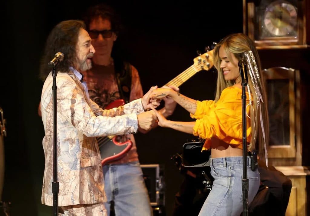 Las sorpresas de los Latin Grammy: Karol G y «El Buki» unen sus voces en «Coleccionando Heridas»