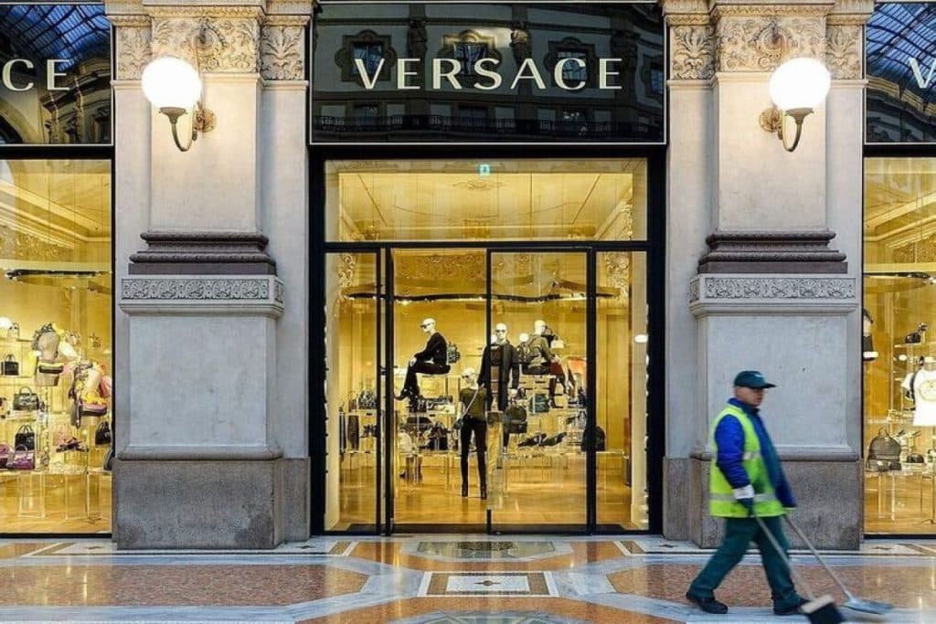 Prada completa la adquisición de Versace