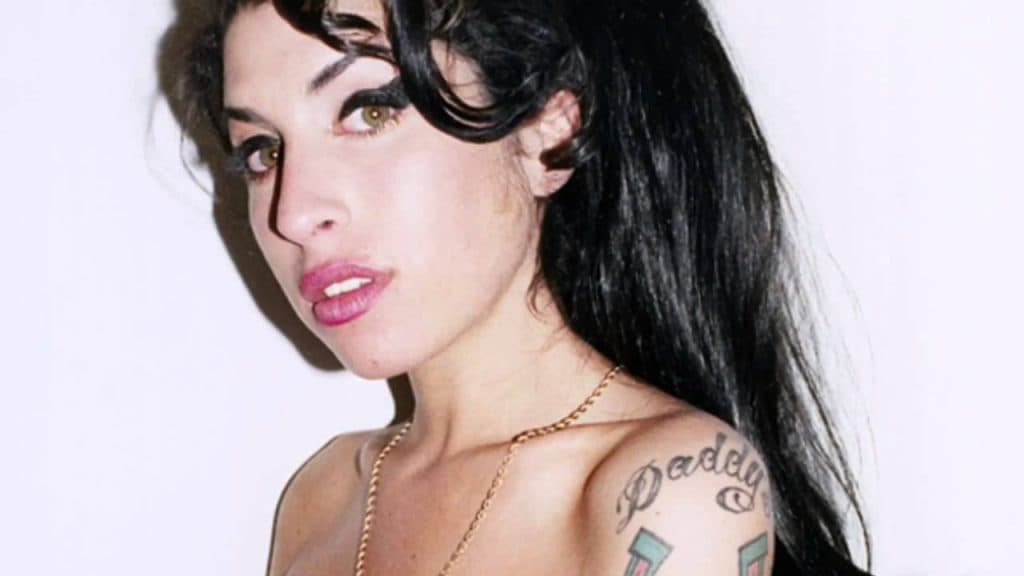 Amigas de Amy Winehouse aprovecharon descuido de su padre para subastar artículos de la estrella