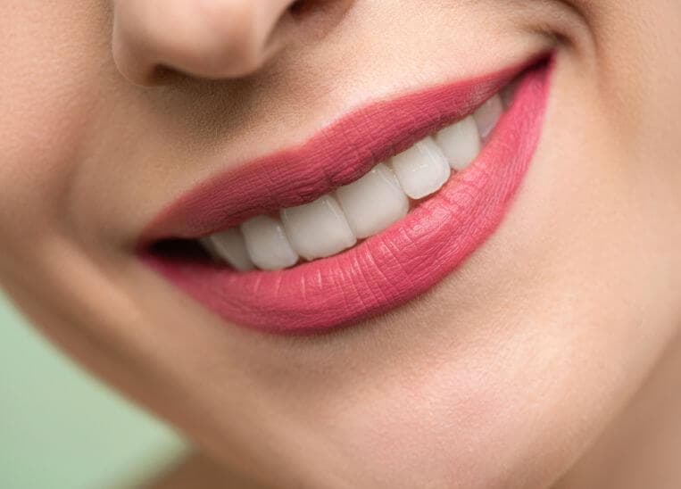 Por qué se manchan los dientes y cómo mantenerlos blancos