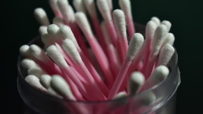 ¿Son peligrosos los hisopos para limpiar los oídos?