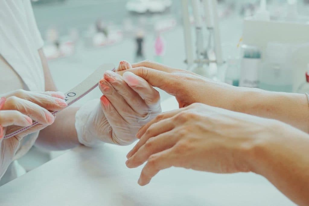 Tips para proteger tus uñas de la humedad y prevenir hongos