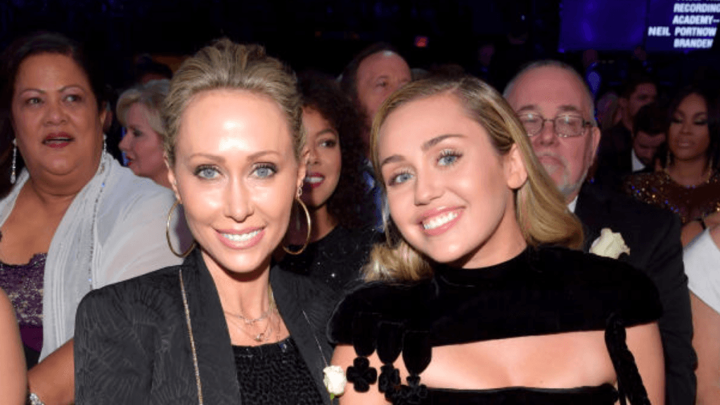 Miley Cyrus defiende a su madre luego de un altercado con paparazzi