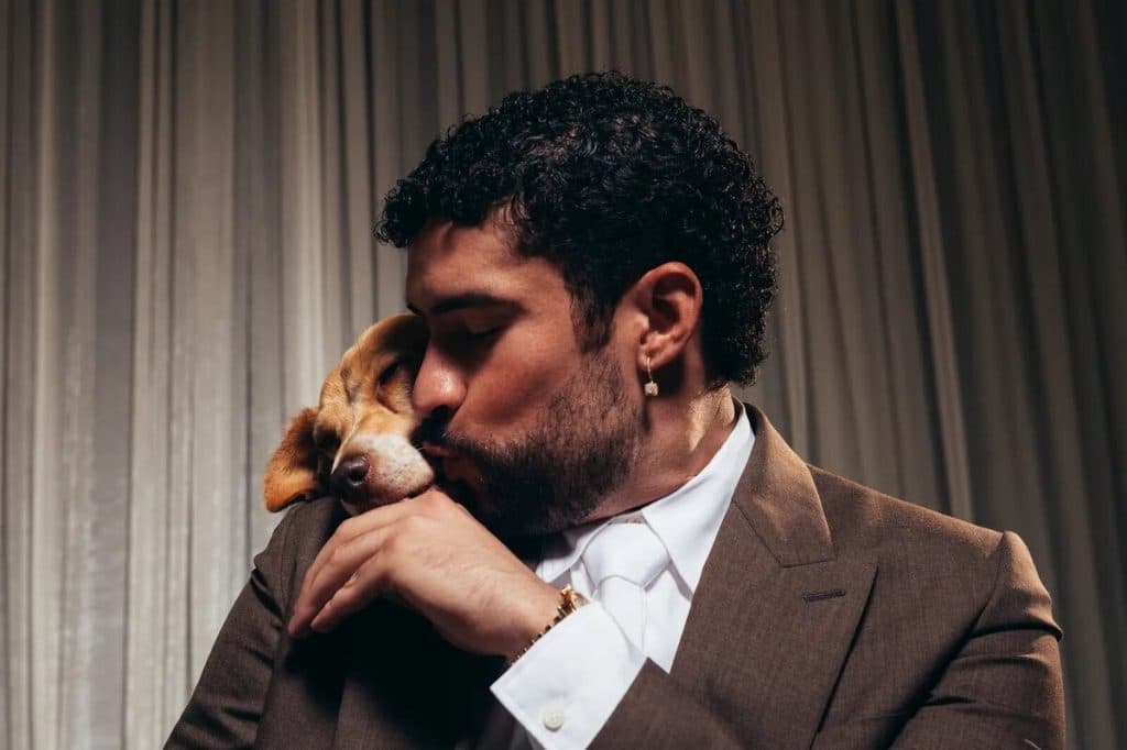 Bad Bunny causa sensación en redes por fotos junto a su mascota Sansa en Vogue