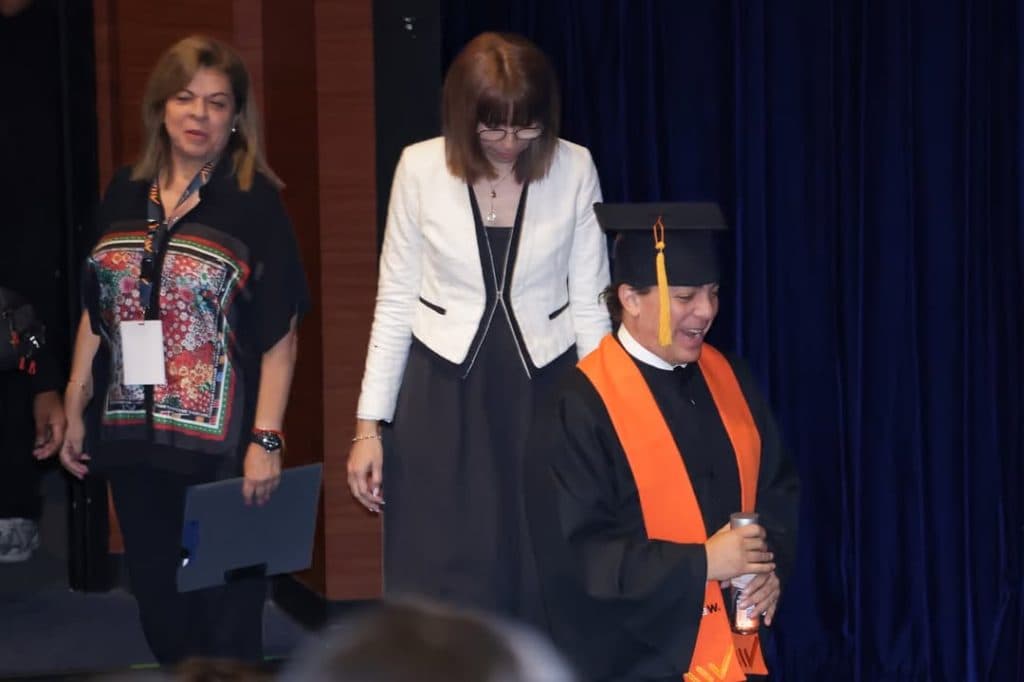 Cristian Castro culmina la preparatoria a sus 51 años