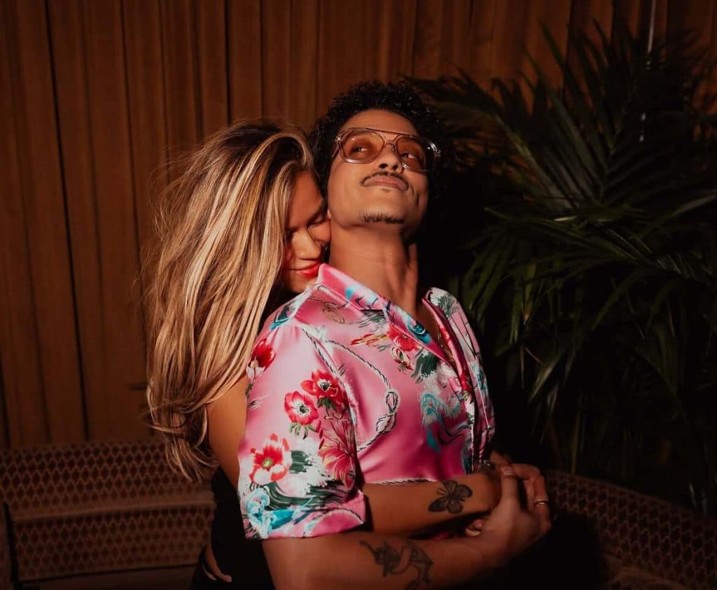 ¿Bruno Mars y Karol G estrenan romance?