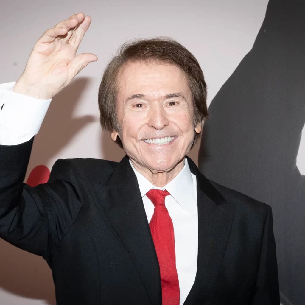 El cantante español Raphael sale del hospital