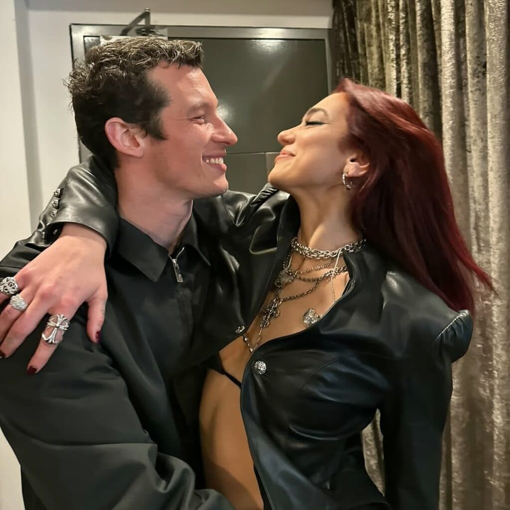 ¿Dua Lipa dijo «sí» a Callum Turner? Rumores de compromiso en el aire