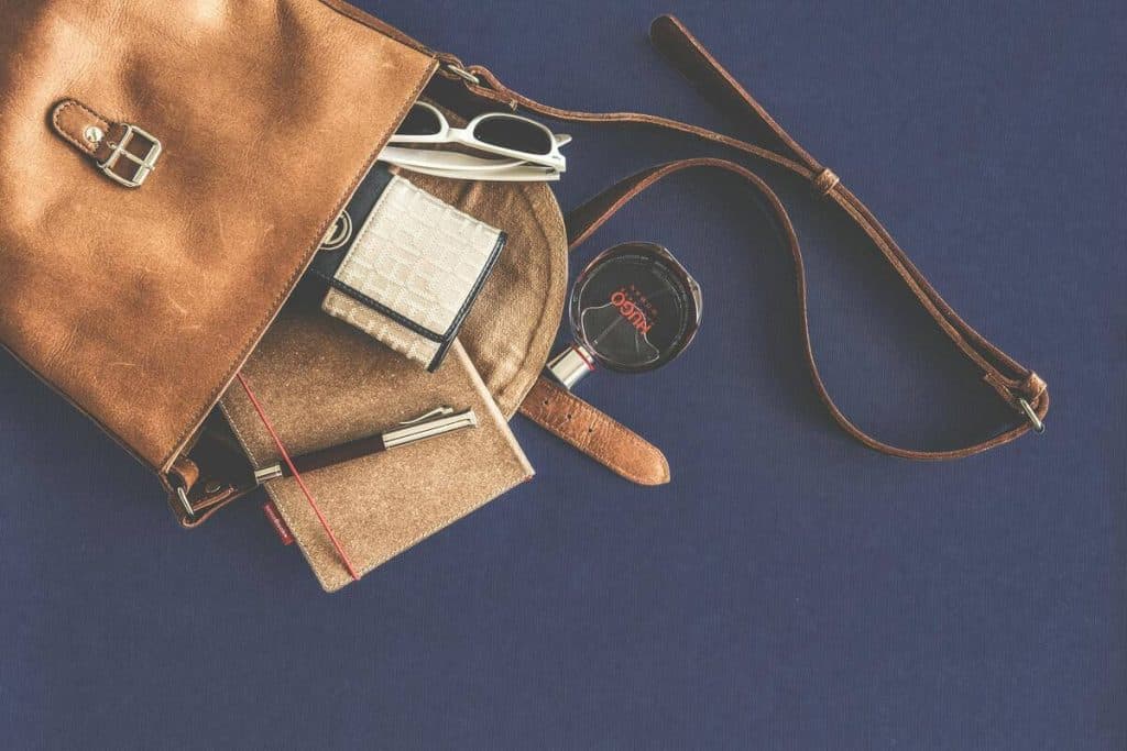 Top 10 de cosas infaltables en las carteras de las mujeres