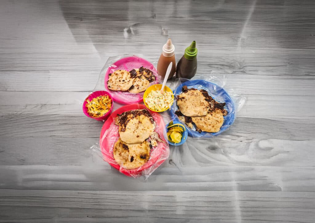 Con mayonesa y salsa negra: así se comen las pupusas en Oriente