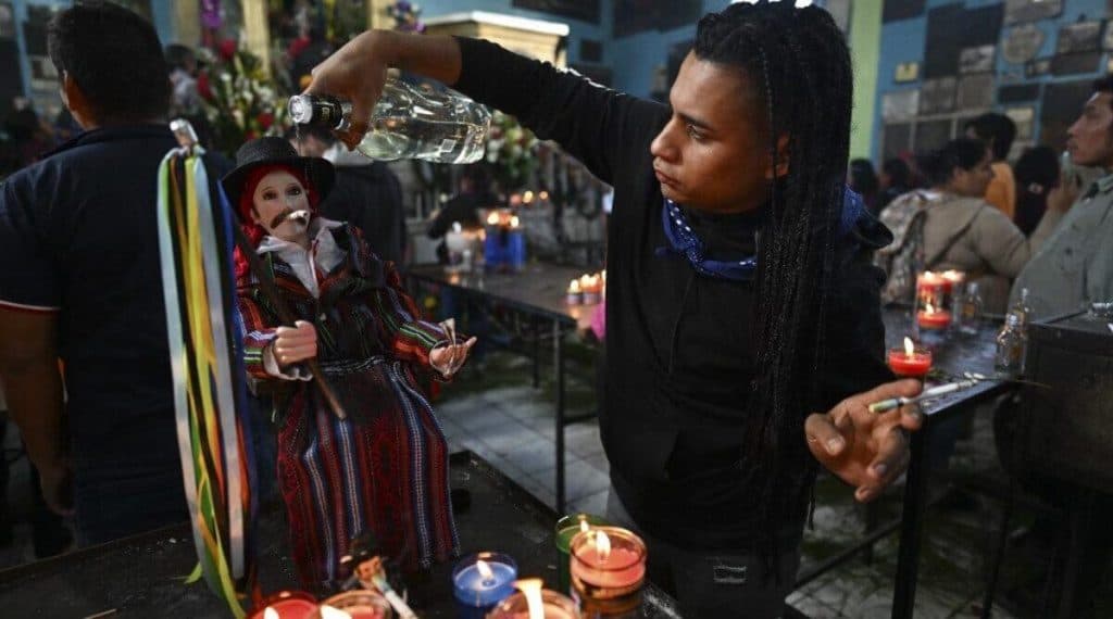 San Simón: El protector y dador de prosperidad al que ofrendan puros