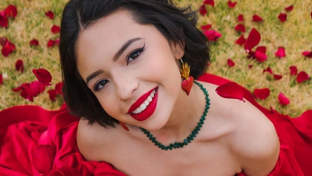 Ángela Aguilar en portada de revista y conductora de los Kids’ Choise Award en medio de polémica