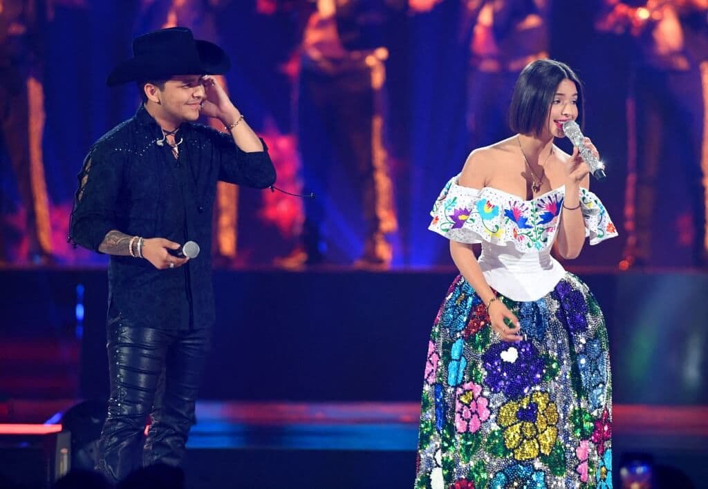 Ángela Aguilar le da tremendo pellizco a Nodal en pleno show y desata polémica