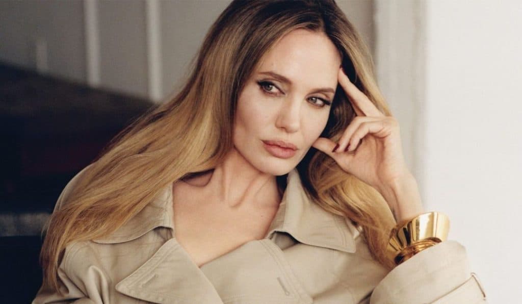 Angelina Jolie muestra las cicatrices de su mastectomía en la primera edición de Time France